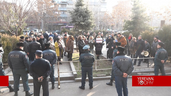 Թավադյանի աջակիցները դատարանի բակում շան վնգստոցի ձայնագրություն էին միացրել